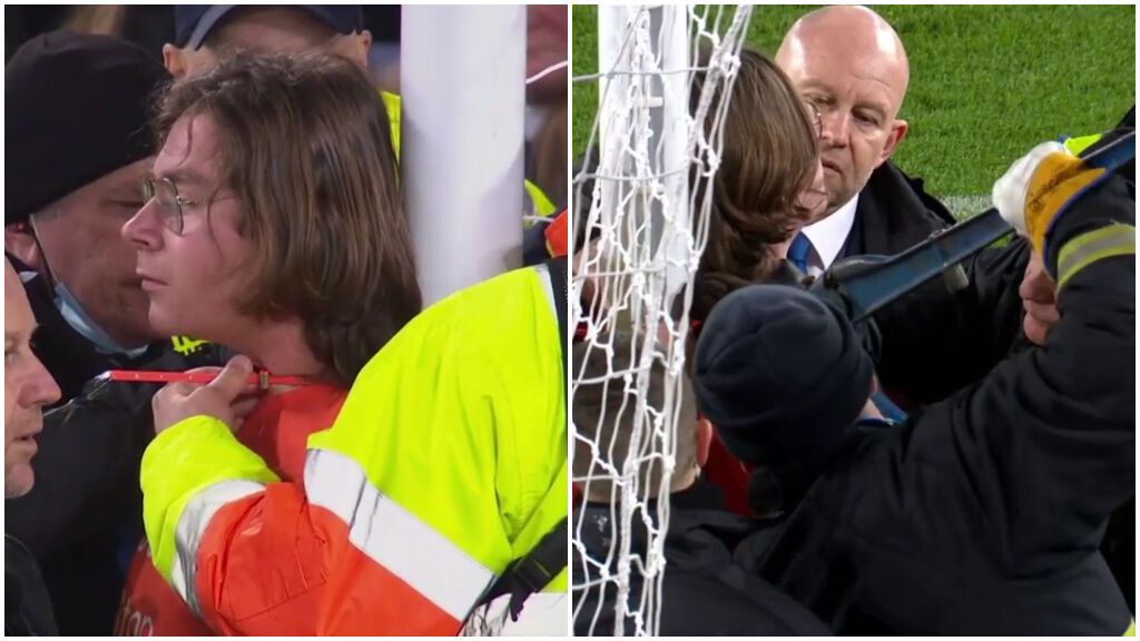 Un seguidor se ata el cuello a un poste con una brida e interrumpe el Everton-Newcastle