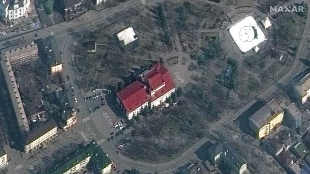 El teatro bombardeado en Mariúpol indicaba que era un refugio de civiles