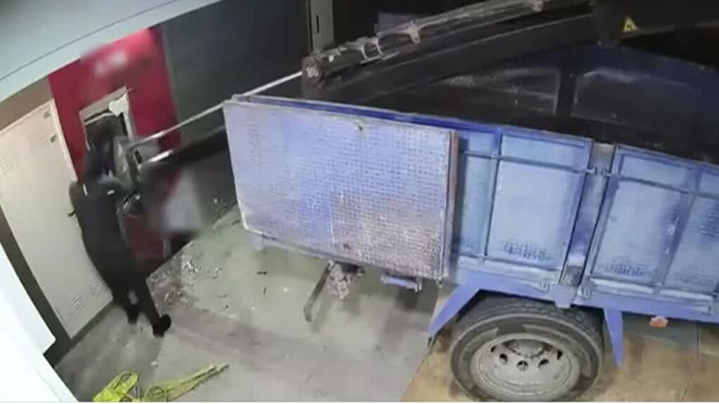 Cae un grupo criminal que robaba cajeros automáticos tras reventarlos con grúas y camiones en Alicante