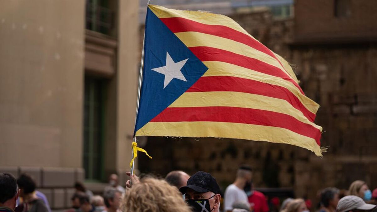 El 53 % de catalanes rechaza la independencia, aunque un 72 % defiende un referéndum El 53 % de catalanes rechaza la independencia, aunque un 72 % defiende un referéndum