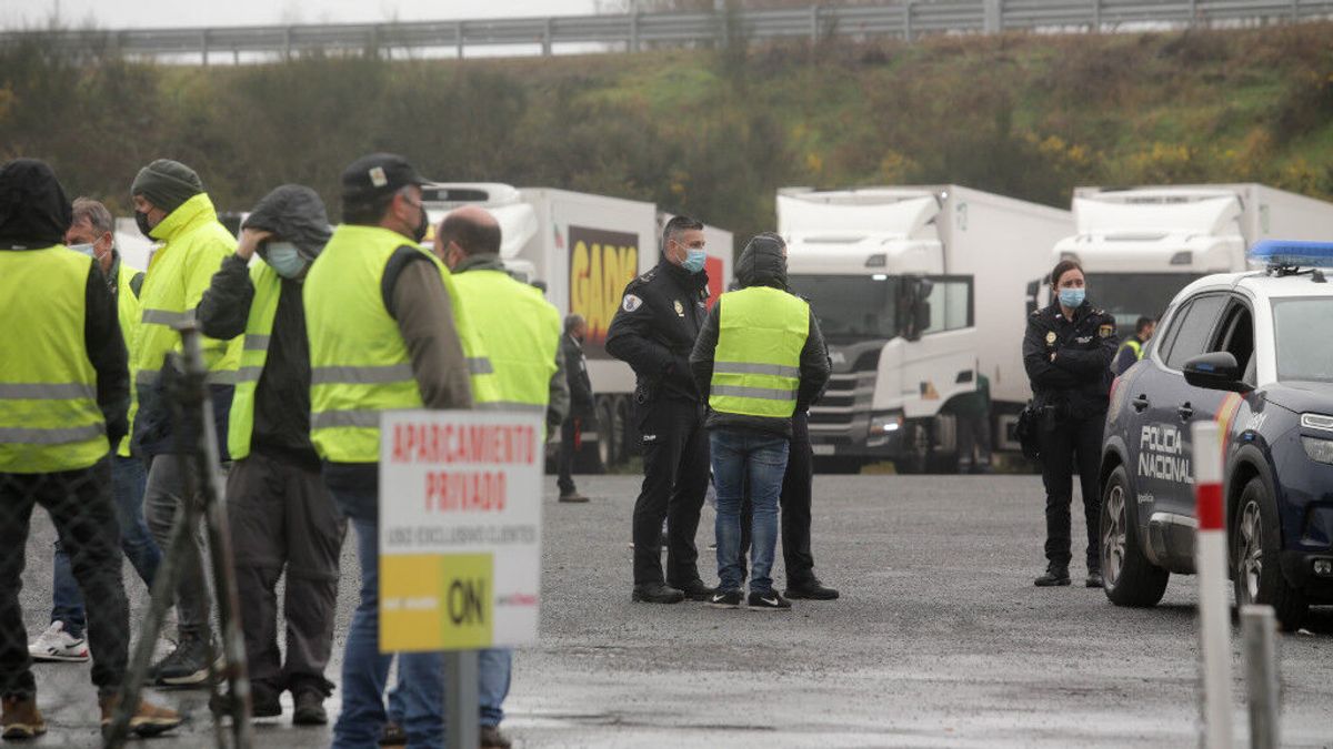 Cuarto día de paro en Galicia: 400 escoltas policiales al transporte y comienza a tirarse pescado Cuarto día de paro en Galicia: 400 escoltas policiales al transporte y comienza a tirarse pescado