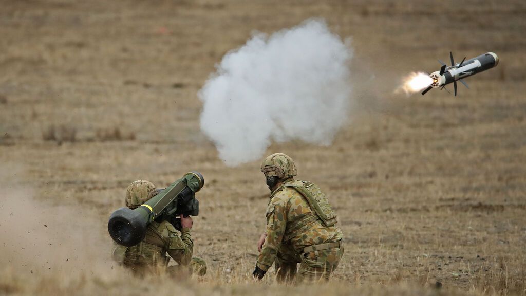Soldados australianos lanzando un Javelin