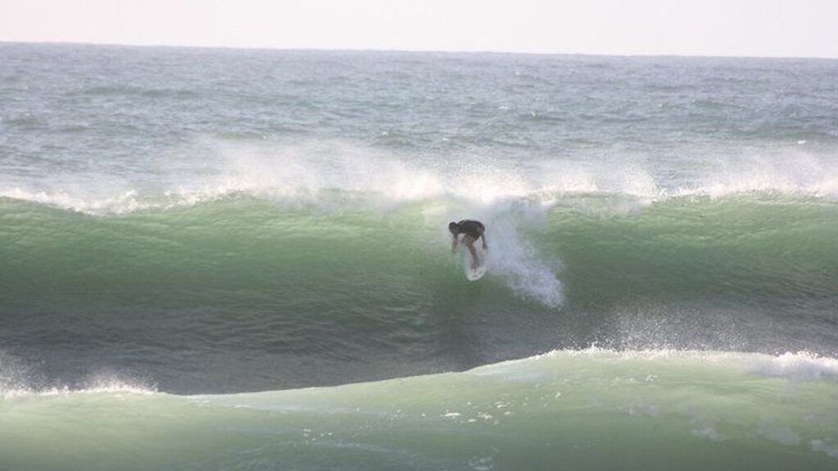Muere un turista de 44 años  haciendo surf en una playa de San Sebastián