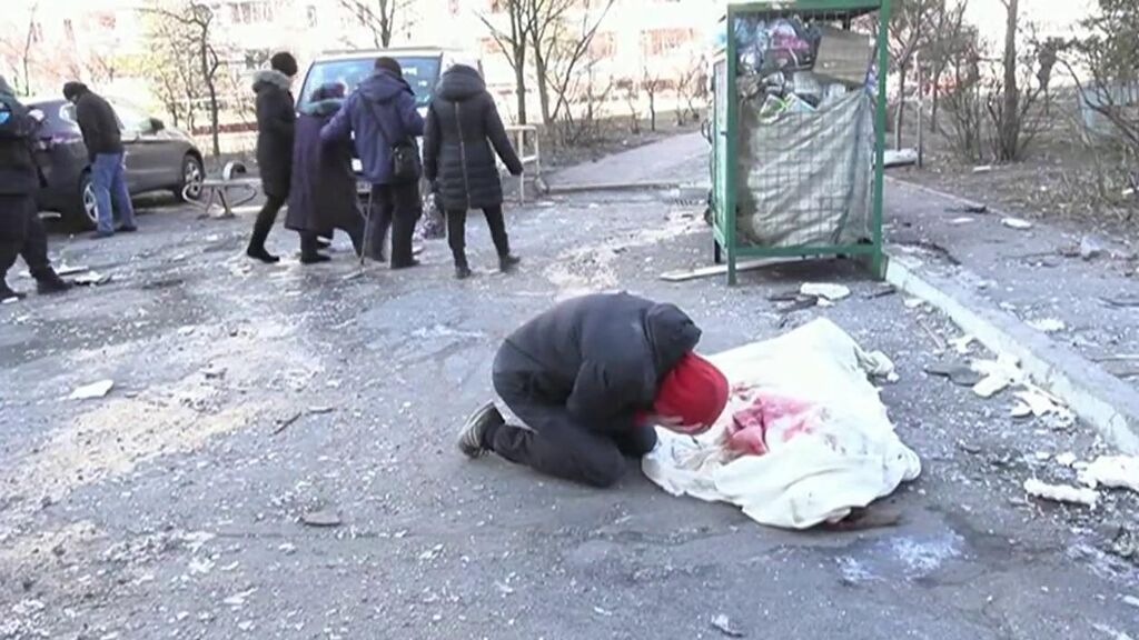 El horror de la guerra: un hombre llora desconsolado junto al cadáver de su madre en Kiev