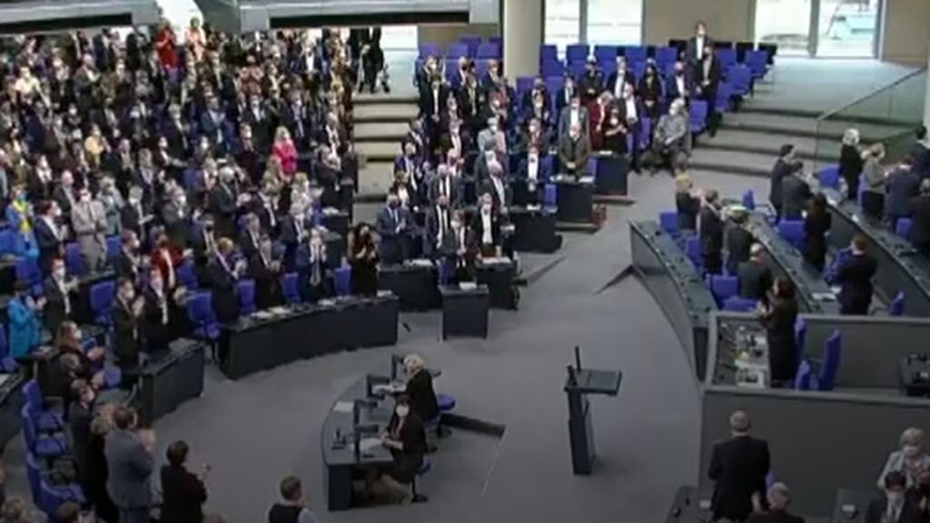 Volodimir Zelenski aplaudido en el Parlamento alemán
