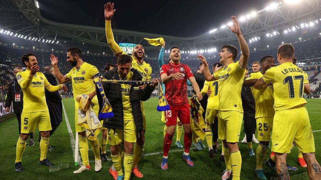 Los jugadores del Villarreal celebran la victoria en Turín.