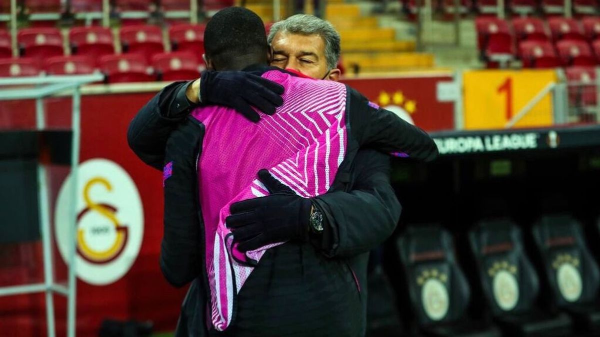 El abrazo de Joan Laporta a Dembélé en Estambul cuando el Barça se juega la vida en Europa