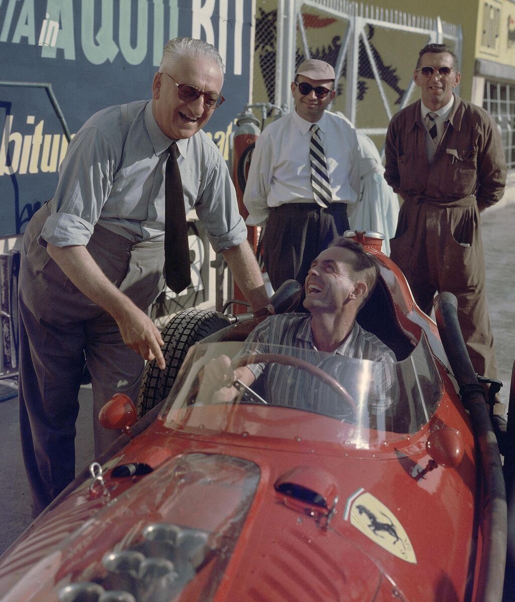 Enzo Ferrari junto al piloto Phil Hill durante los entrenamientos de F1 en Monza.