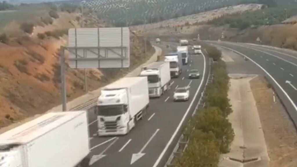 Un convoy de 14 camiones es escoltado en Córdoba para garantizar el transporte