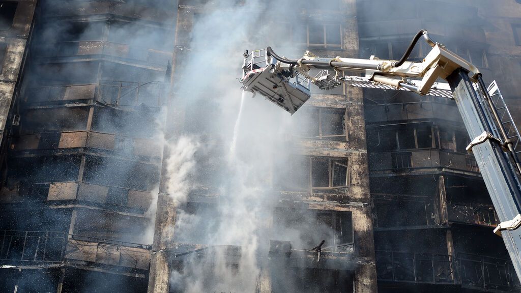 EuropaPress_4317333_15_march_2022_ukraine_kiev_firefighters_extinguish_fire_in_an_apartment