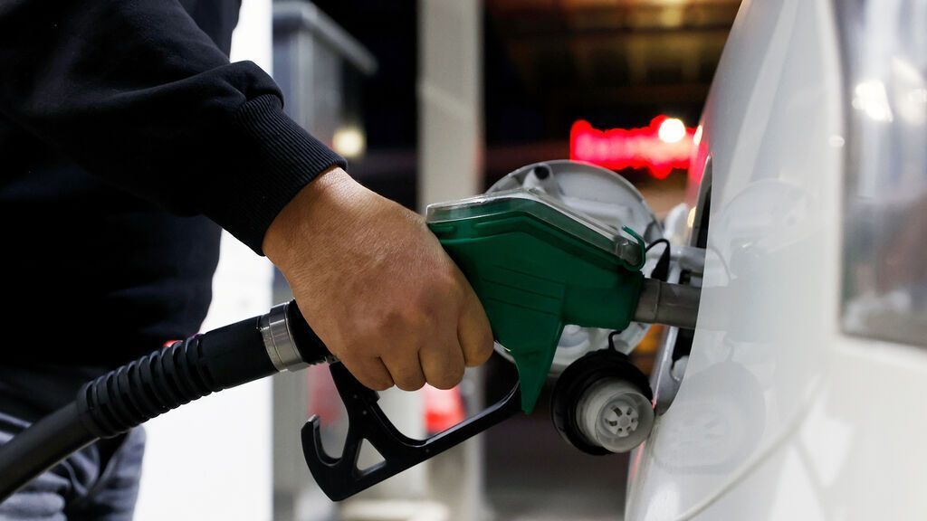 Efecto pluma: por qué no baja el precio de la gasolina tras la caída del petróleo