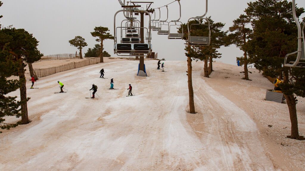 Los cielos se tiñen de naranja en toda España por la calima: las imágenes más impactantes