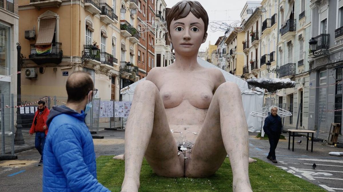 Destrozan la vagina de una figura de las Fallas que representa el cuerpo femenino Destrozan la vagina de una figura de las Fallas que representa el cuerpo femenino