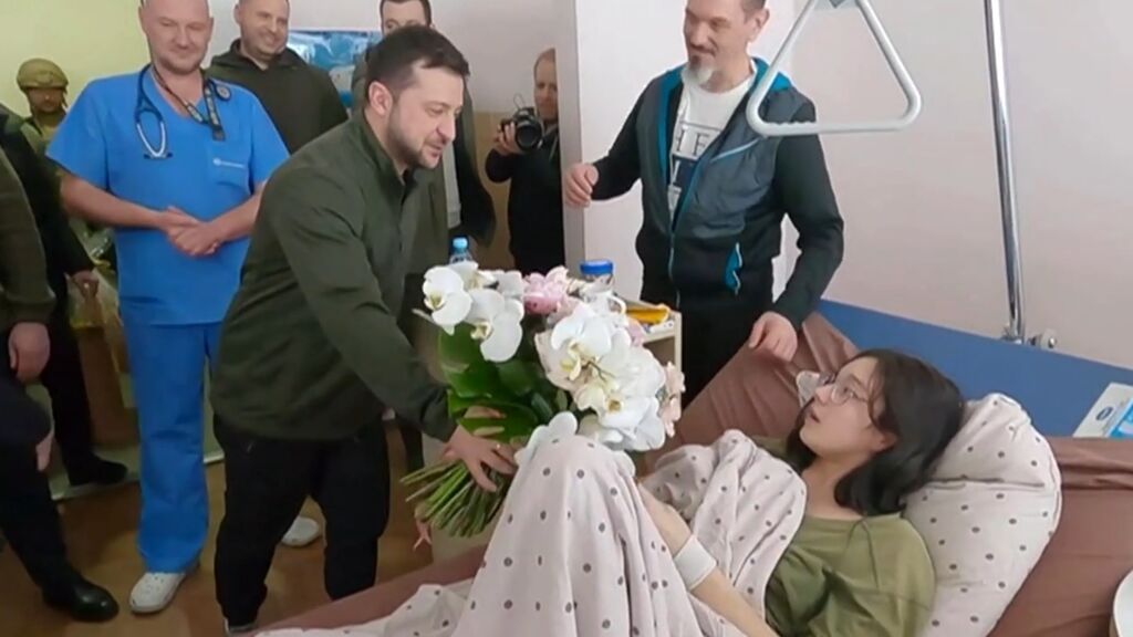 Volodímir Zelenski visita a heridos de guerra en un hospital de Kiev