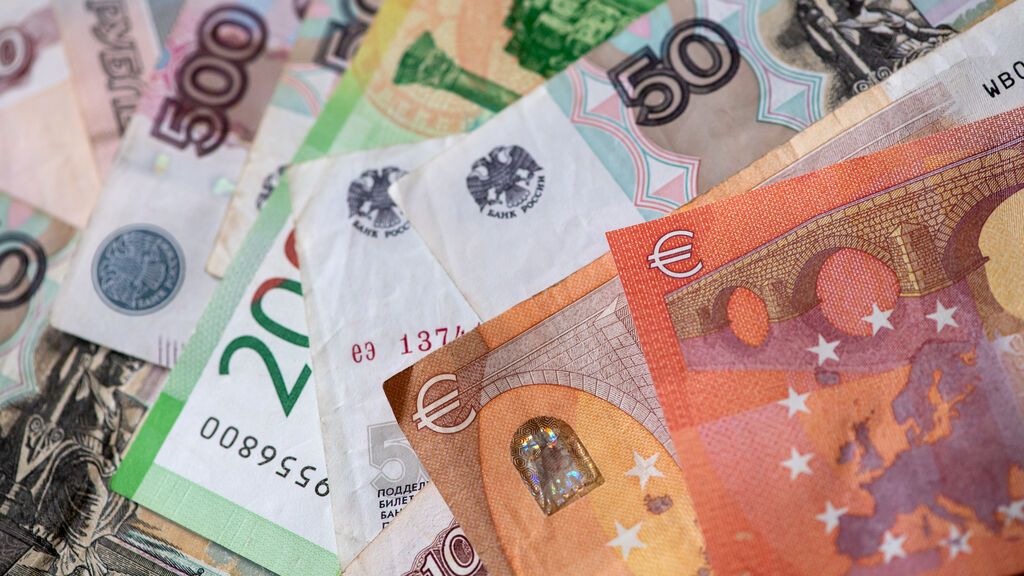 EuropaPress_4300625_28_february_2022_bavaria_munich_russian_ruble_banknotes_and_euro_bills_can