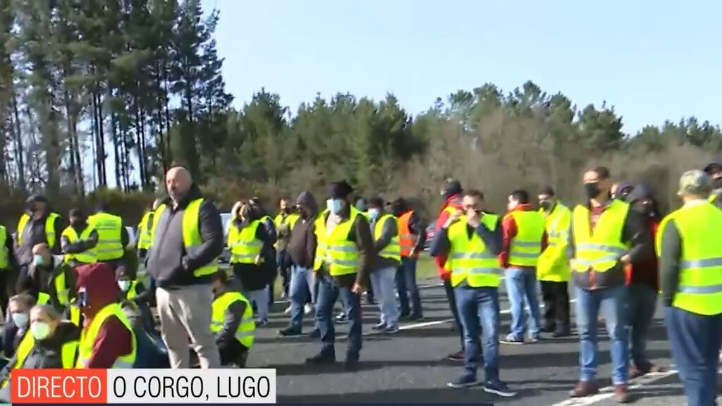 Los camioneros de Lugo cortan la A-6 y piden tranquilidad a los españoles