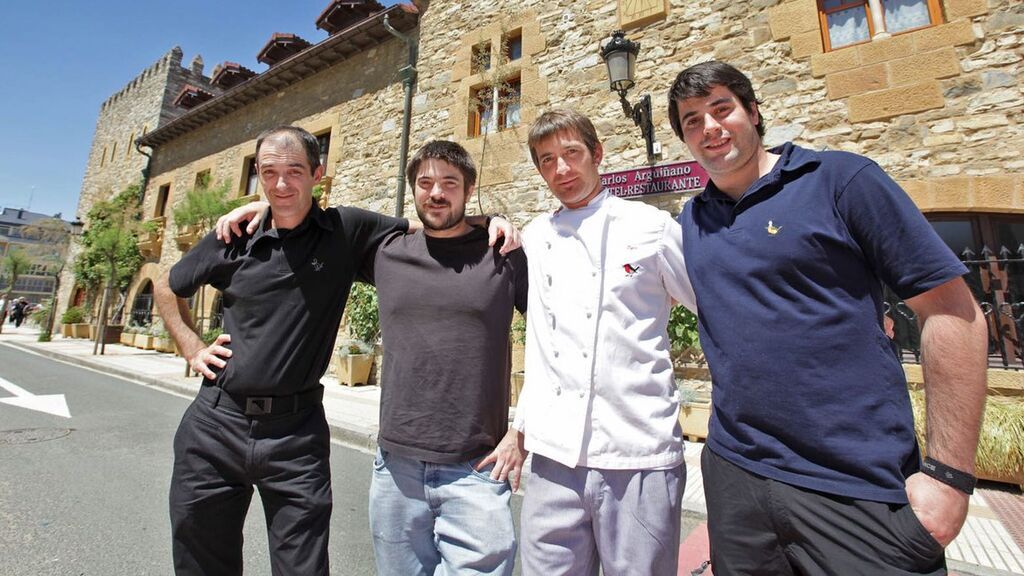 Karlos tiene siete hijos y la mayoría de ellos trabajan junto a su padre en la cocina.