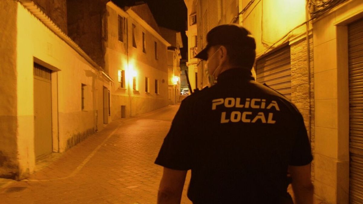 Rescatan en Petrer a un anciano que llevaba dos días tirado en el pasillo de su casa Rescatan en Petrer a un anciano que llevaba dos días tirado en el pasillo de su casa