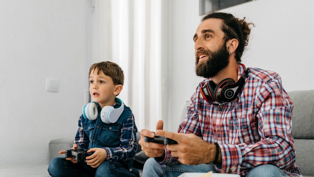 El padre moderno tiene una mayor presencia en el cuidado de los hijos, compartiendo con ellas la educación y responsabilidades.