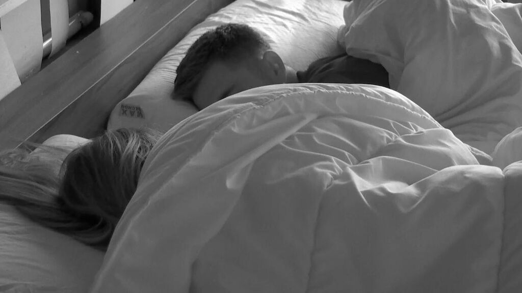 Tom Brusse y Laura y Sara duermen juntos la misma noche que él rompe con su novia en directo