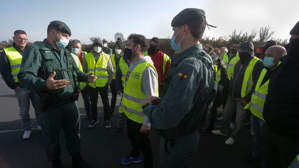 EuropaPress_4323992_dos_agentes_guardia_civil_hablan_miembros_piquete_cortado_a_6_ambos