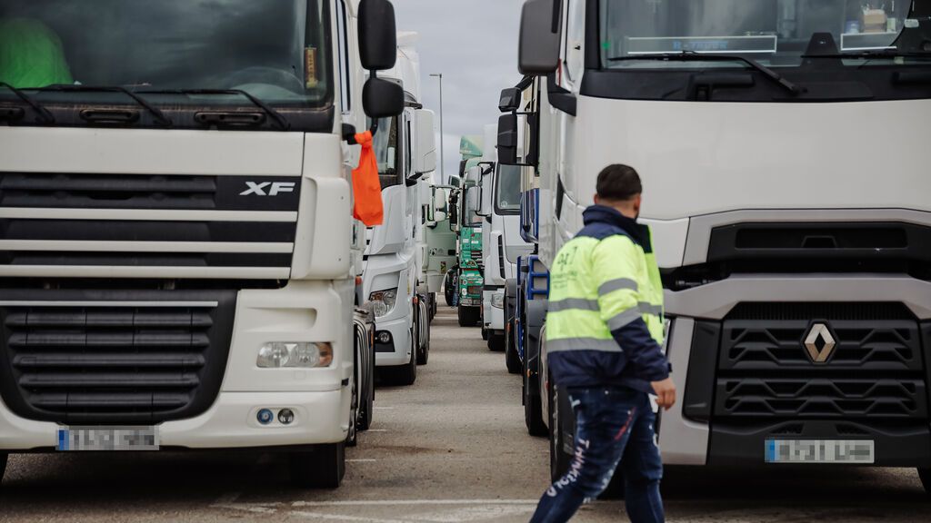 Varios camiones estacionados en una estación de servicio en el quinto día del paro indefinido de los pequeños transportistas