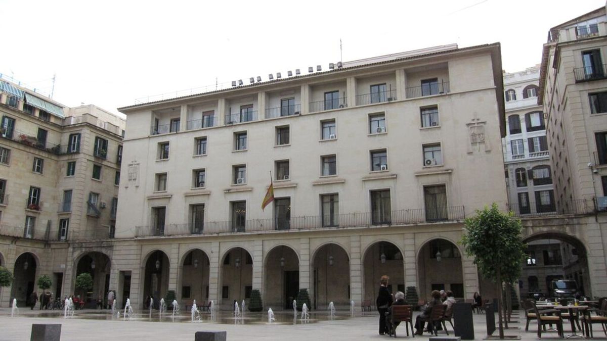 Condenado a cinco años y medio de cárcel por abusos sexuales a su hija en Alicante Condenado a cinco años y medio de cárcel por abusos sexuales a su hija en Alicante