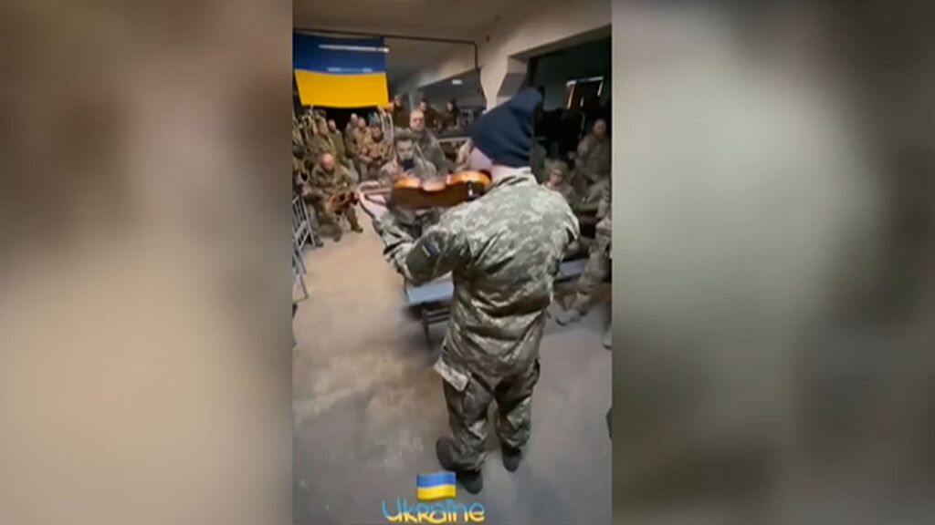 La música como instrumento de esperanza en tiempos de guerra: un militar ucraniano toca el violín a sus compañeros