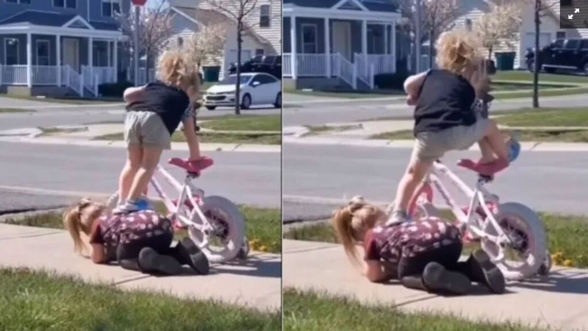 Se vuelve viral el bonito gesto de una niña que ayuda a su hermana menor a subir a la bicicleta