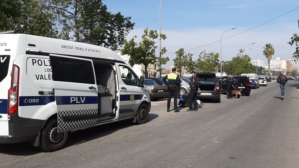 EuropaPress_3748539_agentes_policiales_distrito_maritim_valencia