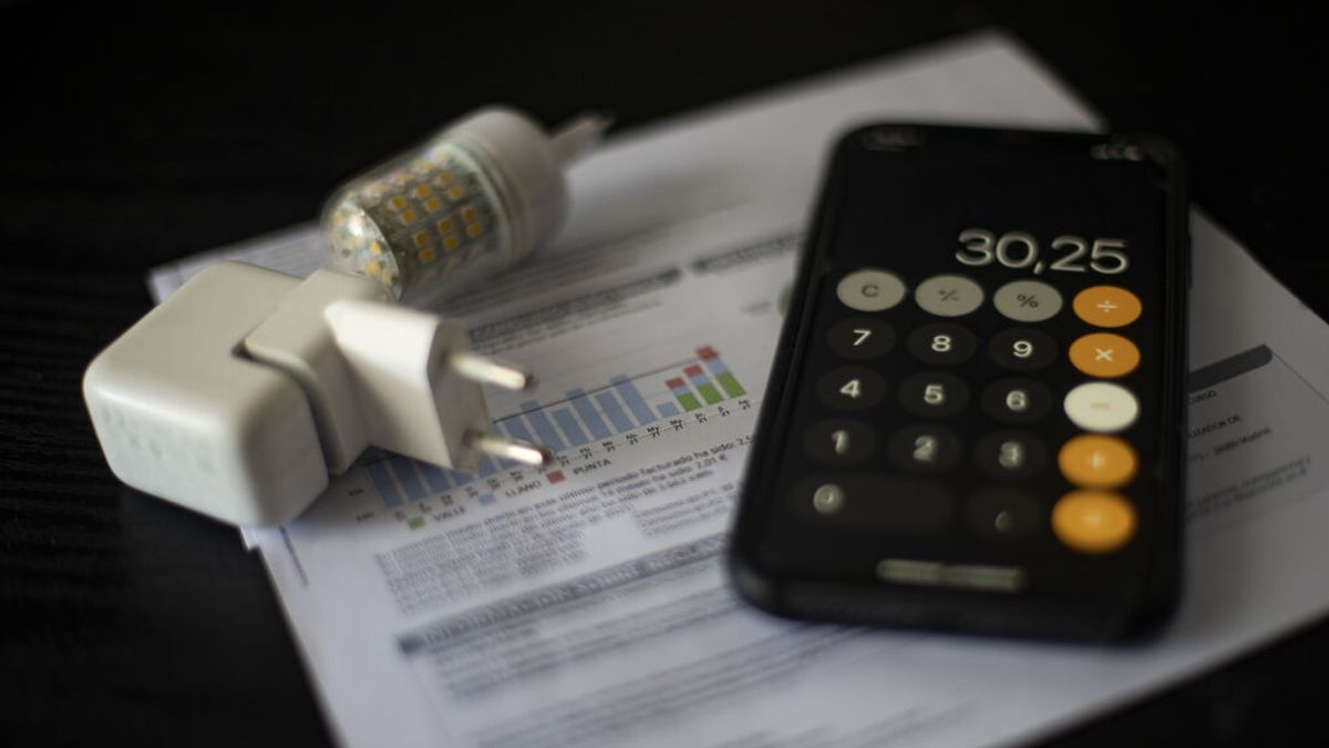 La luz baja un 6,67% este domingo y se mantiene por debajo de los 250 euros/MWh por cuarto día consecutivo La luz baja un 6,67% este domingo y se mantiene por debajo de los 250 euros/MWh por cuarto día consecutivo