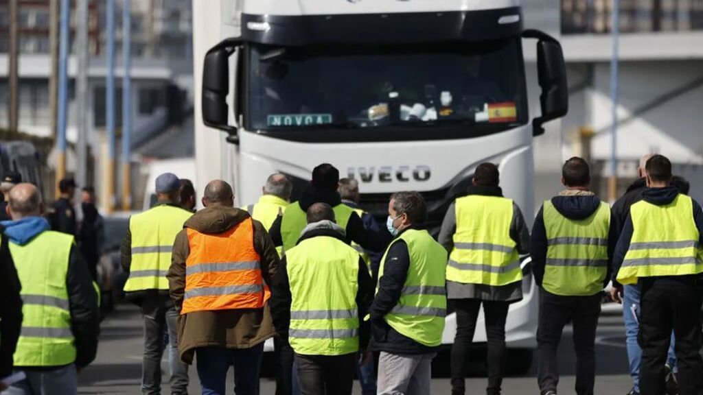 Los piquetes violentos en Asturias por la huelga de transportistas deja tres denunciados y 37 identificados