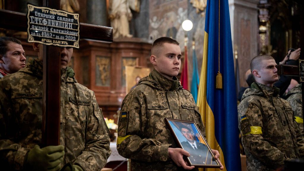 EuropaPress_4308969_11_marzo_2022_lviv_ucrania_soldado_ucraniano_sostiene_foto_soldado_muerto