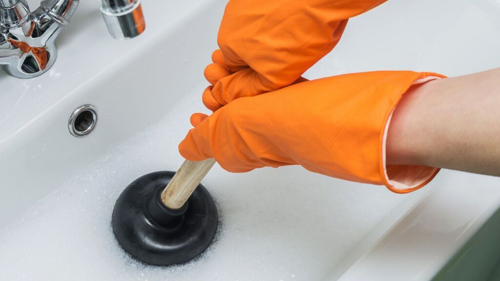 Cómo desatascar un lavabo que está obstruido por los pelos: del uso del bicarbonato y el vinagre a la importancia del agua hirviendo.