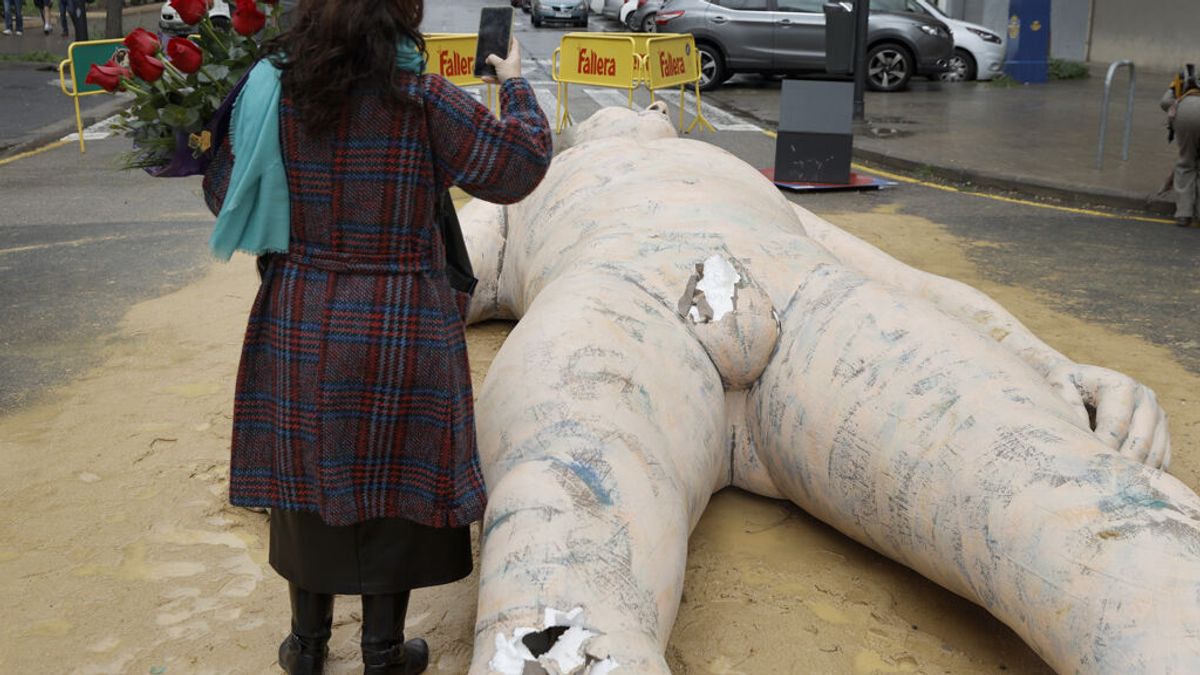 Destrozan la zona genital de otra de las fallas de Anna Ruiz en Valencia Destrozan la zona genital de otra de las fallas de Anna Ruiz en Valencia