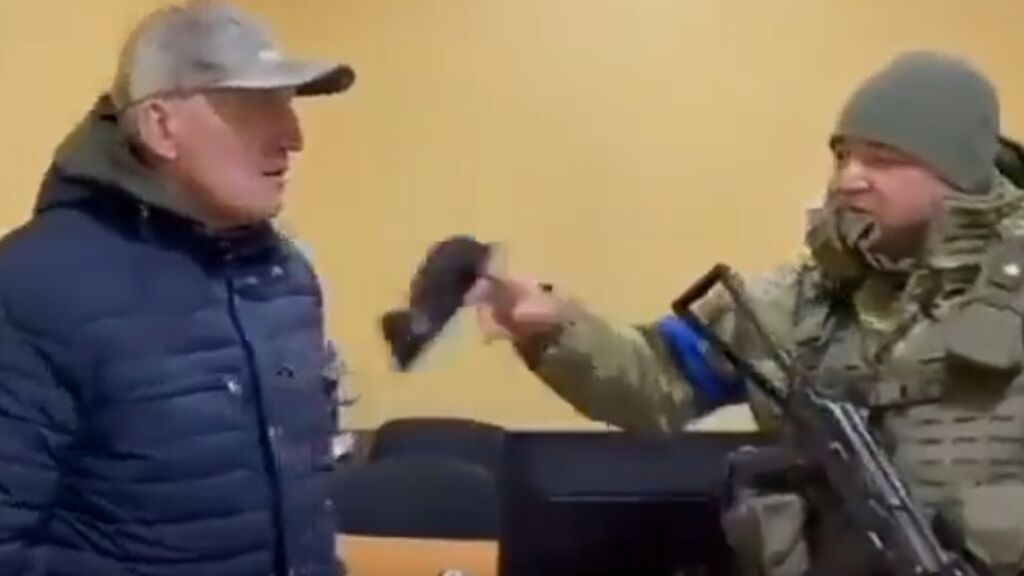 Un guardia fronterizo le lanza una bolsa con 30 monedas al embajador bielorruso al evacuar Ucrania