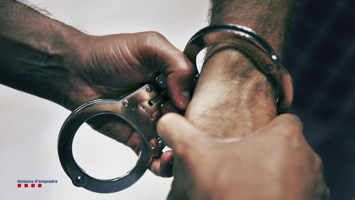 Detenido en Badalona un ladrón reincidente que asaltaba a mujeres y a menores con el método del 'mataleón' Detenido en Badalona un ladrón reincidente que asaltaba a mujeres y a menores con el método del 'mataleón'