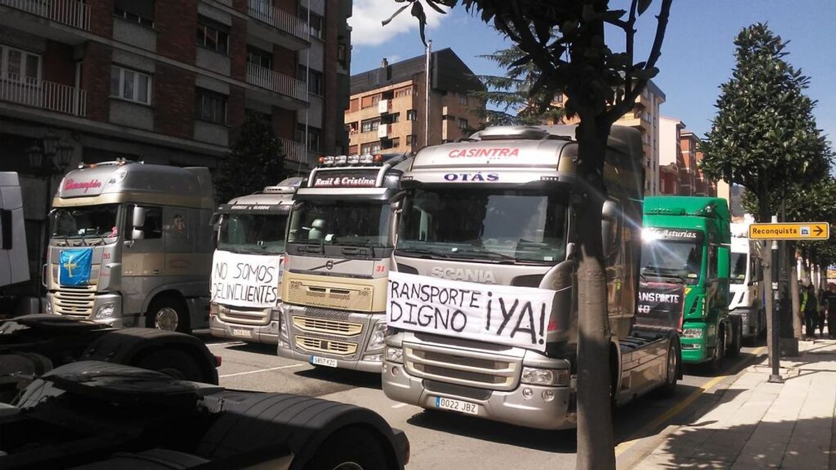 Centenares de transportistas y ganaderos paralizan el centro de Oviedo