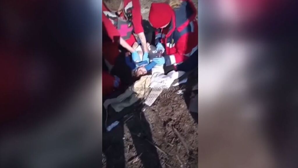 Rescatan a un bebé entre los escombros de un edificio bombardeado por Rusia
