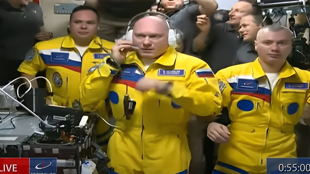 Tres cosmonautas rusos llegan a la ISS vestidos con los colores de Ucrania
