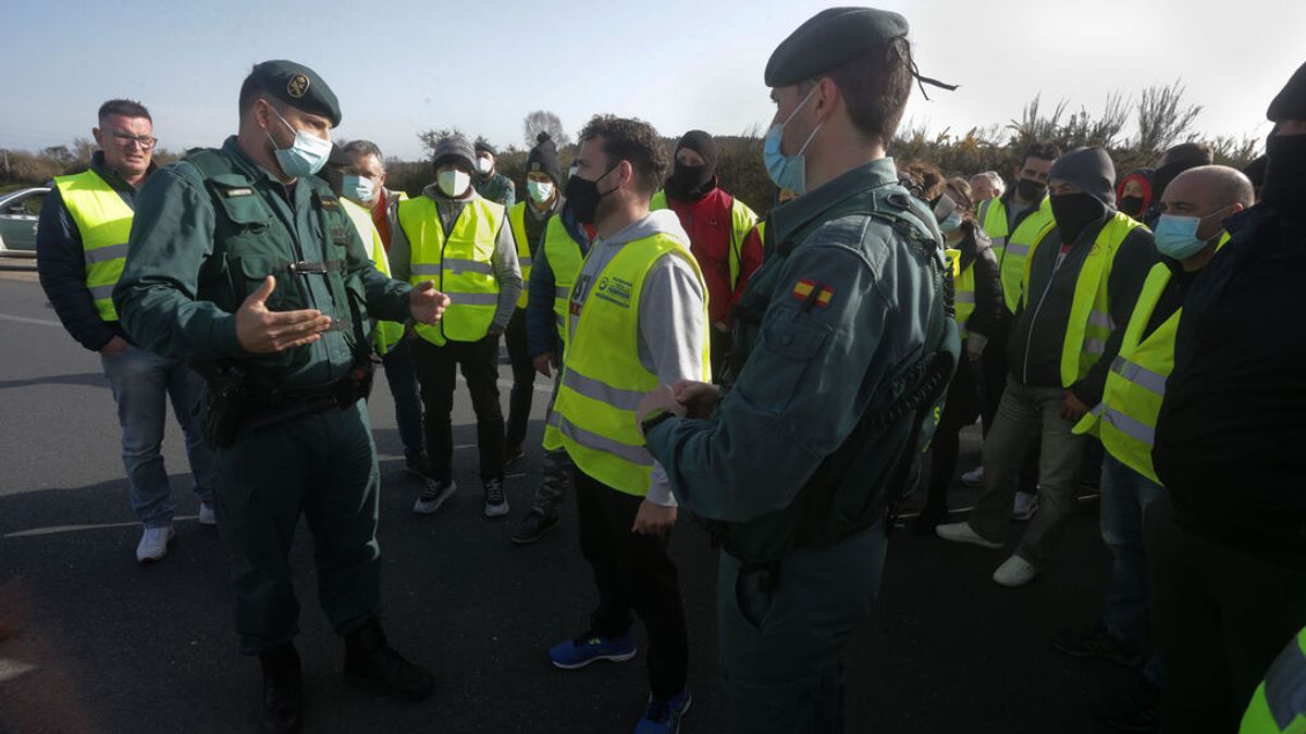 EuropaPress_4323992_dos_agentes_guardia_civil_hablan_miembros_piquete_cortado_a_6_ambos EuropaPress_4323992_dos_agentes_guardia_civil_hablan_miembros_piquete_cortado_a_6_ambos