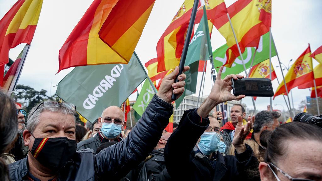 Vox moviliza a miles de sus simpatizantes frente a ayuntamientos de España contra la subida de los precios