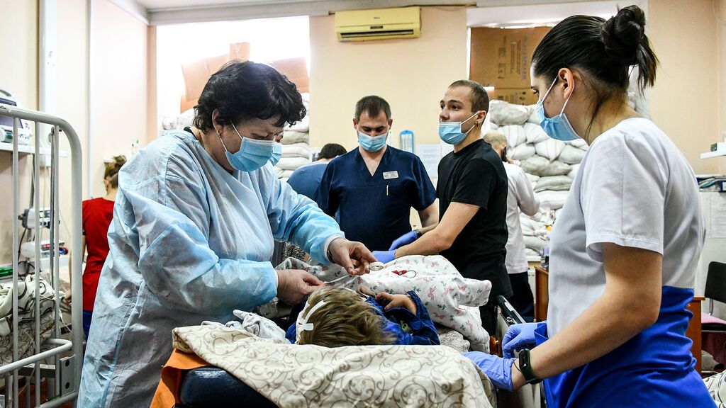 EuropaPress_4323866_18_march_2022_ukraine_zaporizhzhia_medics_attend_to_child_at_the