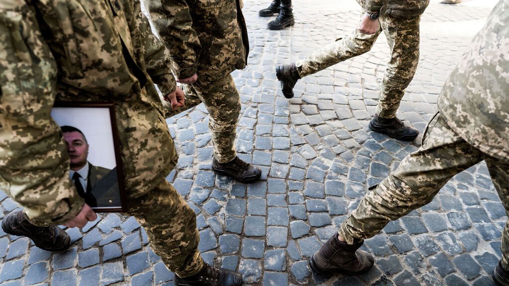 Convoyes nocturnos y morgues atestadas en Bielorrusia: las pistas sobre el paradero de los soldados rusos muertos