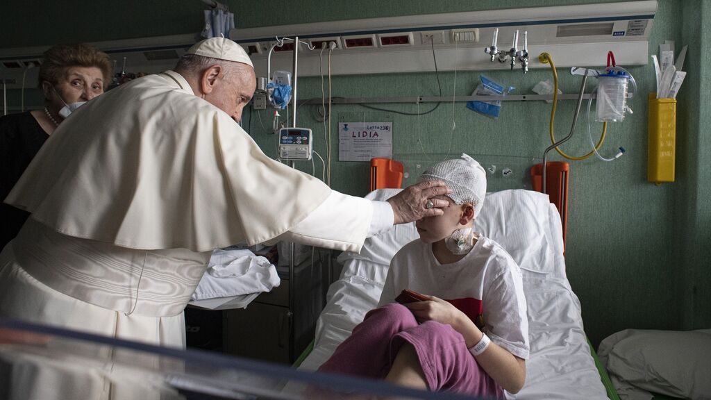 EuropaPress_4327578_papa_visita_19_ninos_ucranianos_ingresados_hospital_bambino_gesu