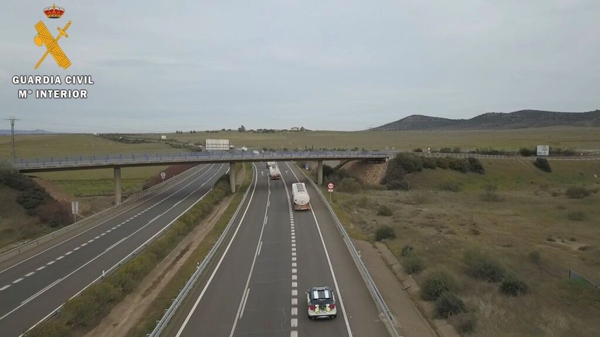 Supuestos piquetes rompen la luna de un autobús al tirar piedras desde un paso elevado de la A-5 en Cáceres Supuestos piquetes rompen la luna de un autobús al tirar piedras desde un paso elevado de la A-5 en Cáceres