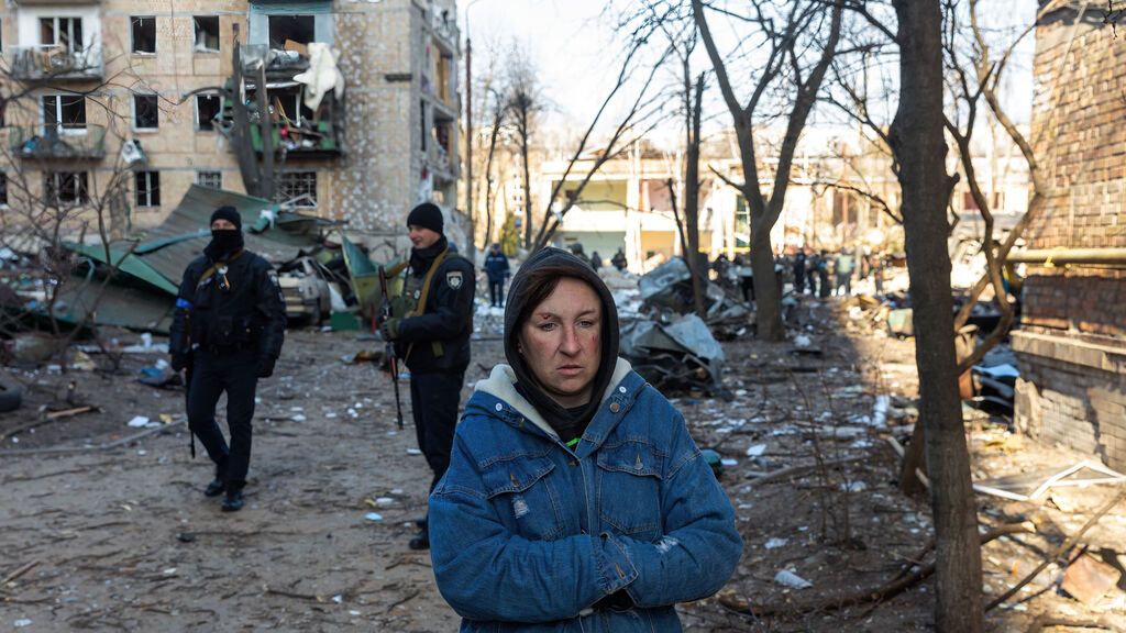 EuropaPress_4325631_18_march_2022_ukraine_kiev_woman_walks_past_an_apartment_building_damaged