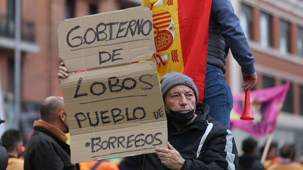 EuropaPress_4328873_manifestante_sostiene_pancarta_reza_gobierno_lobos_pueblo_borregos_marcha