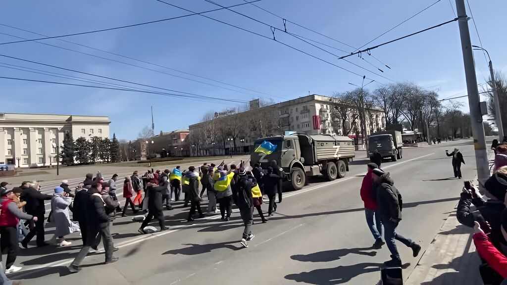 Echan a varios vehículos militares durante una protesta en Jersón