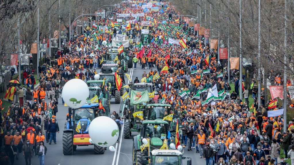 EuropaPress_4328997_varios_tractores_manifestantes_pancartas_bandera_marcha_20m_20_marzo_2022 (1)